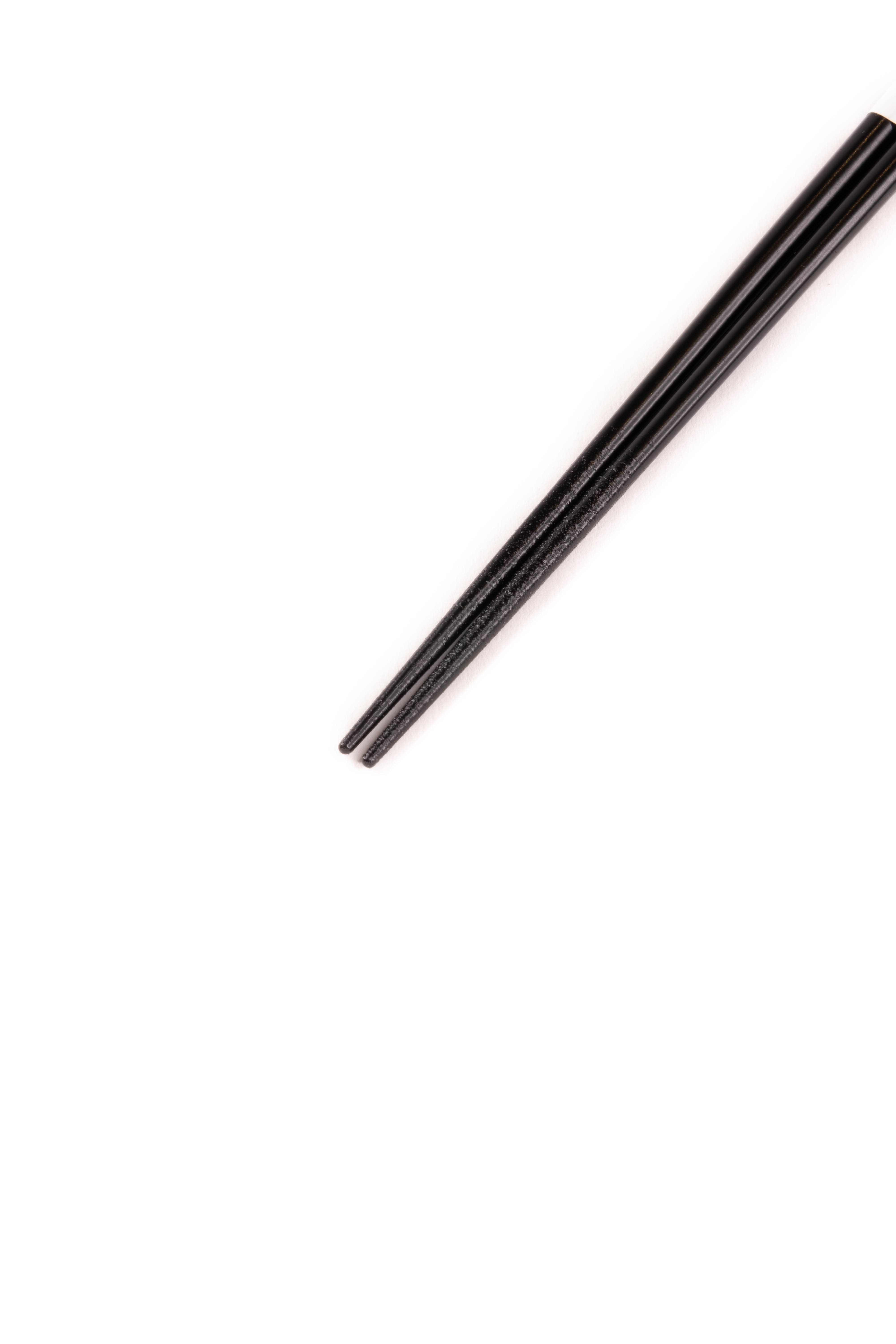 Minimalistyczne drewniane pałeczki ozdobione złotym lakierem 23 cm