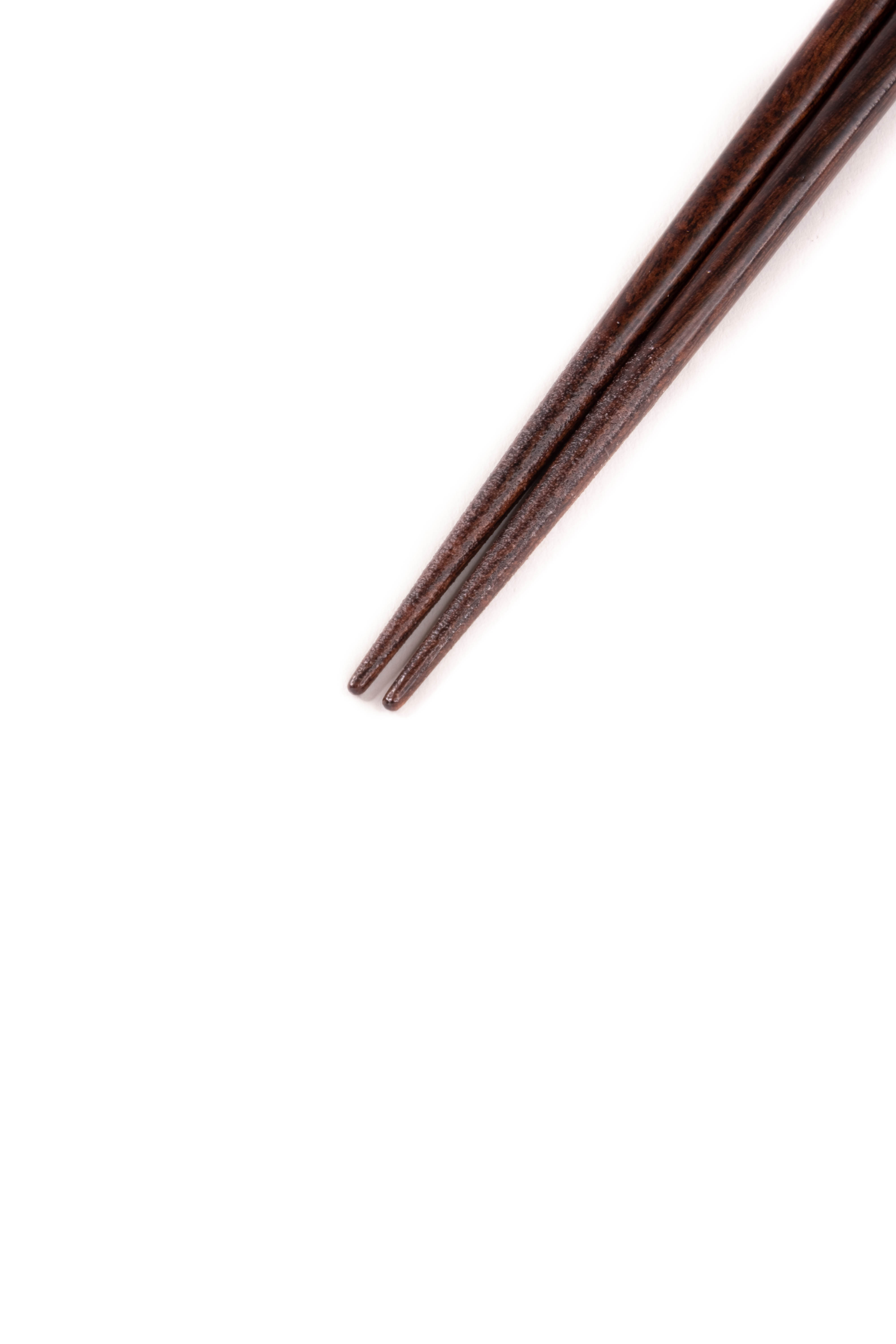 Minimalistyczne pałeczki ozdobione czerwonym lakierem 22,5 cm