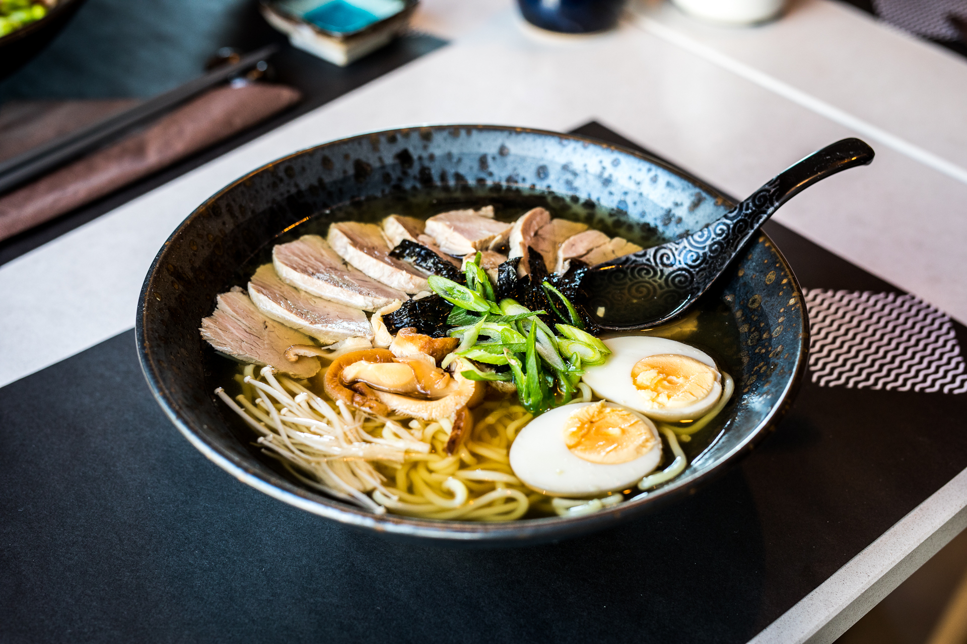 Ceramiczna miska do ramenu Black Pearl 24 cm, 900 ml