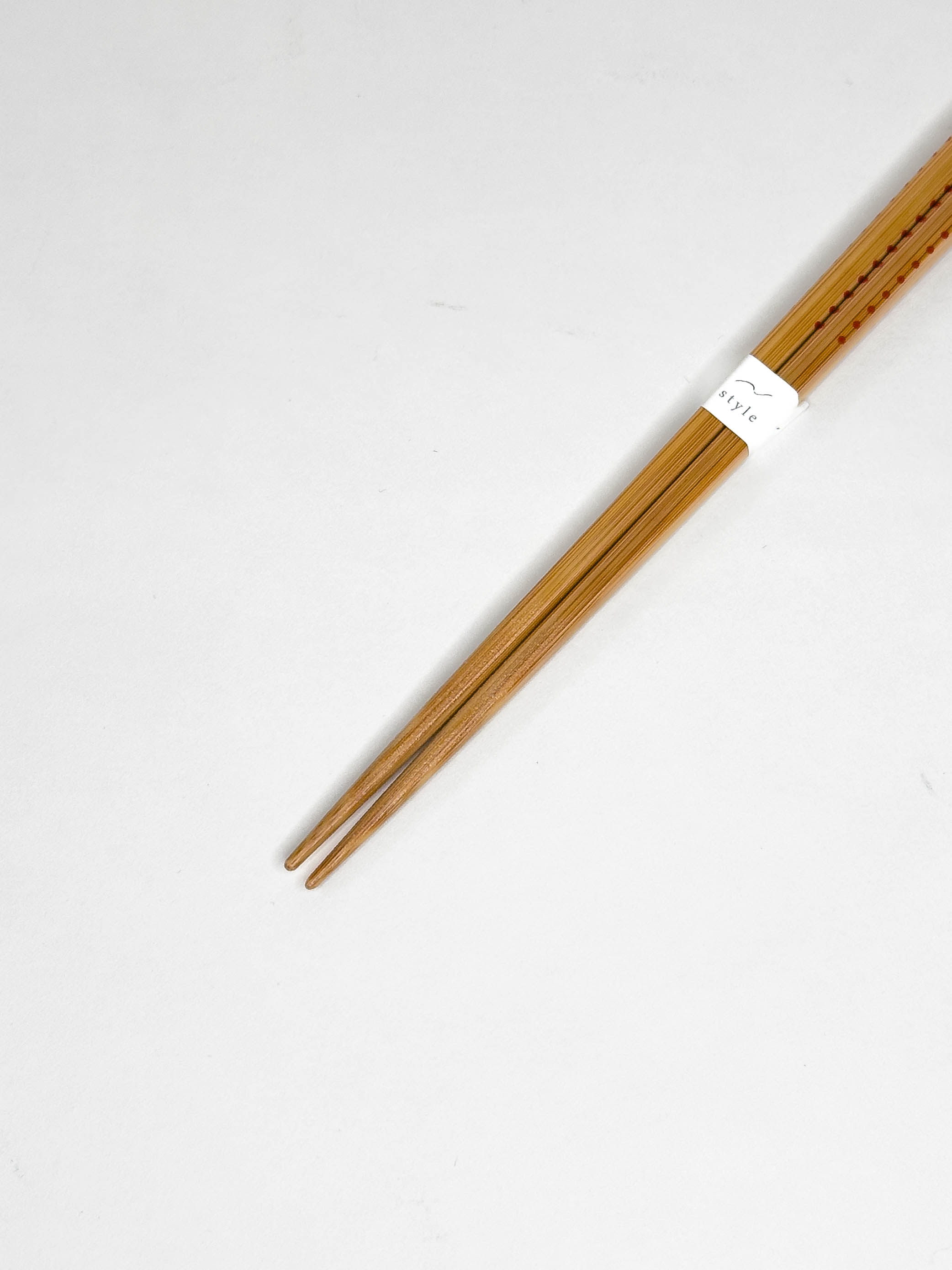 Bambusowe pałeczki ozdobione czerwonymi kropkami 21 cm