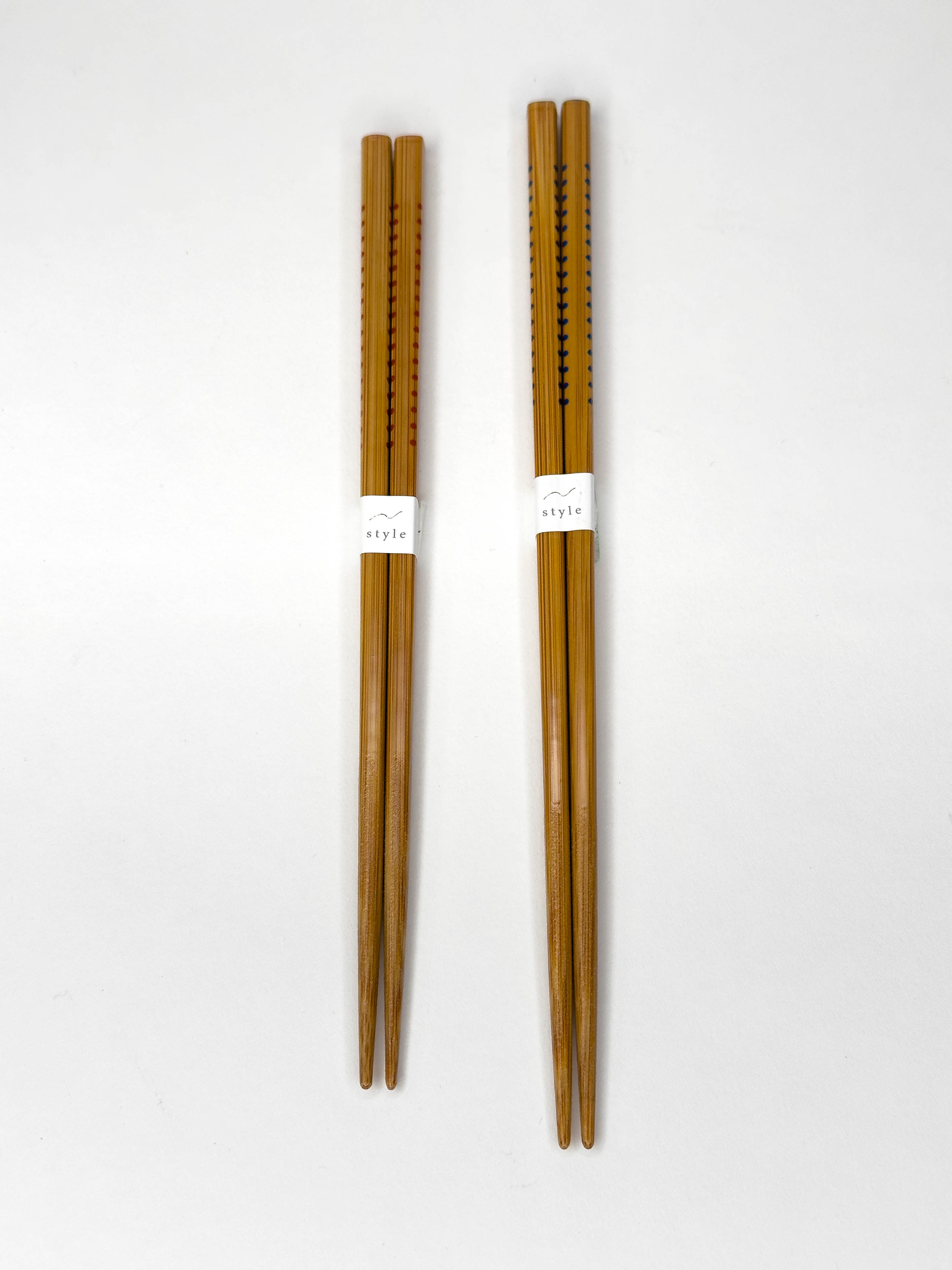 Bambusowe pałeczki ozdobione czerwonymi kropkami 21 cm