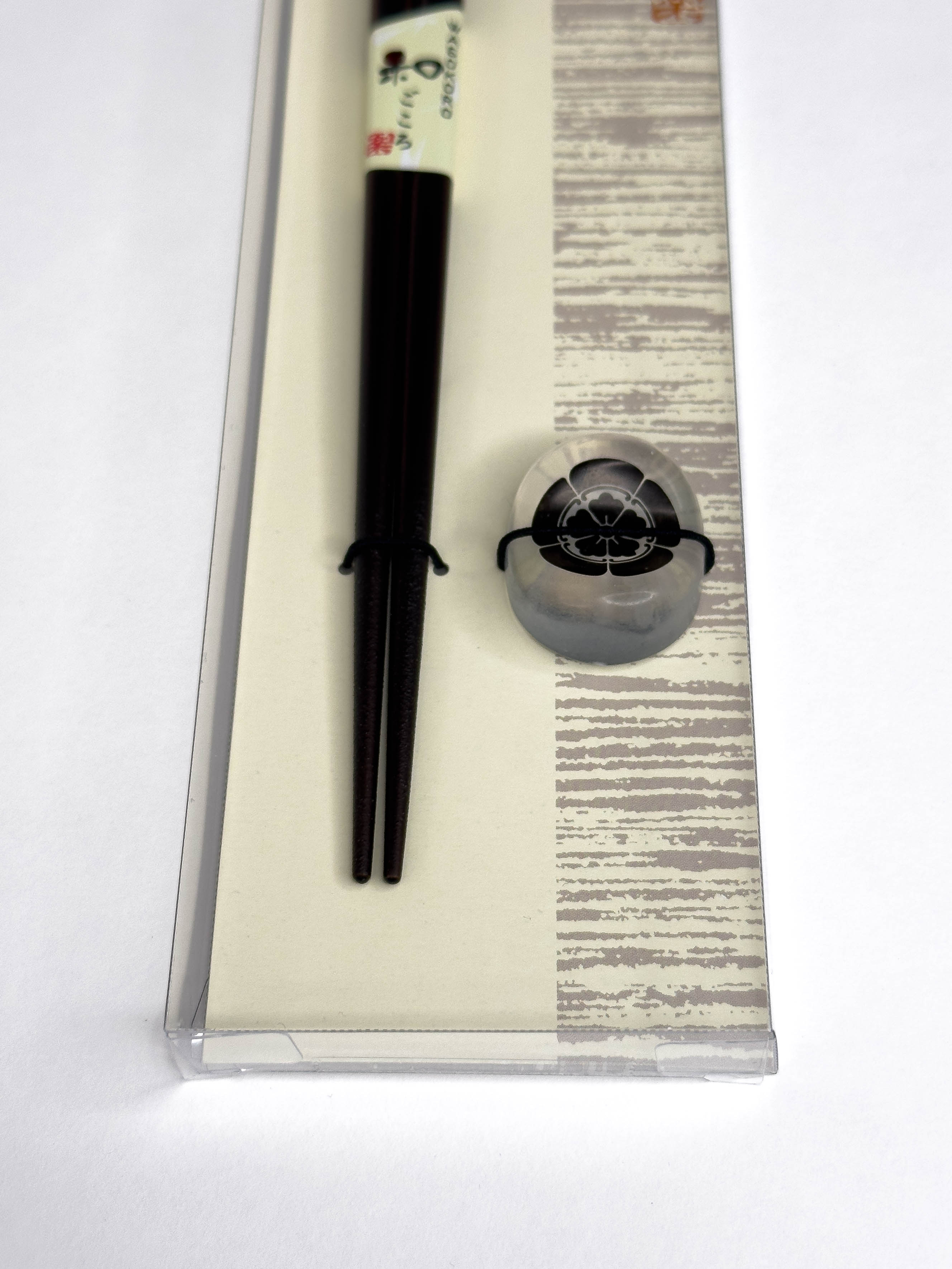 Zestaw pałeczek z podstawką ozdobiony monem rodu Oda