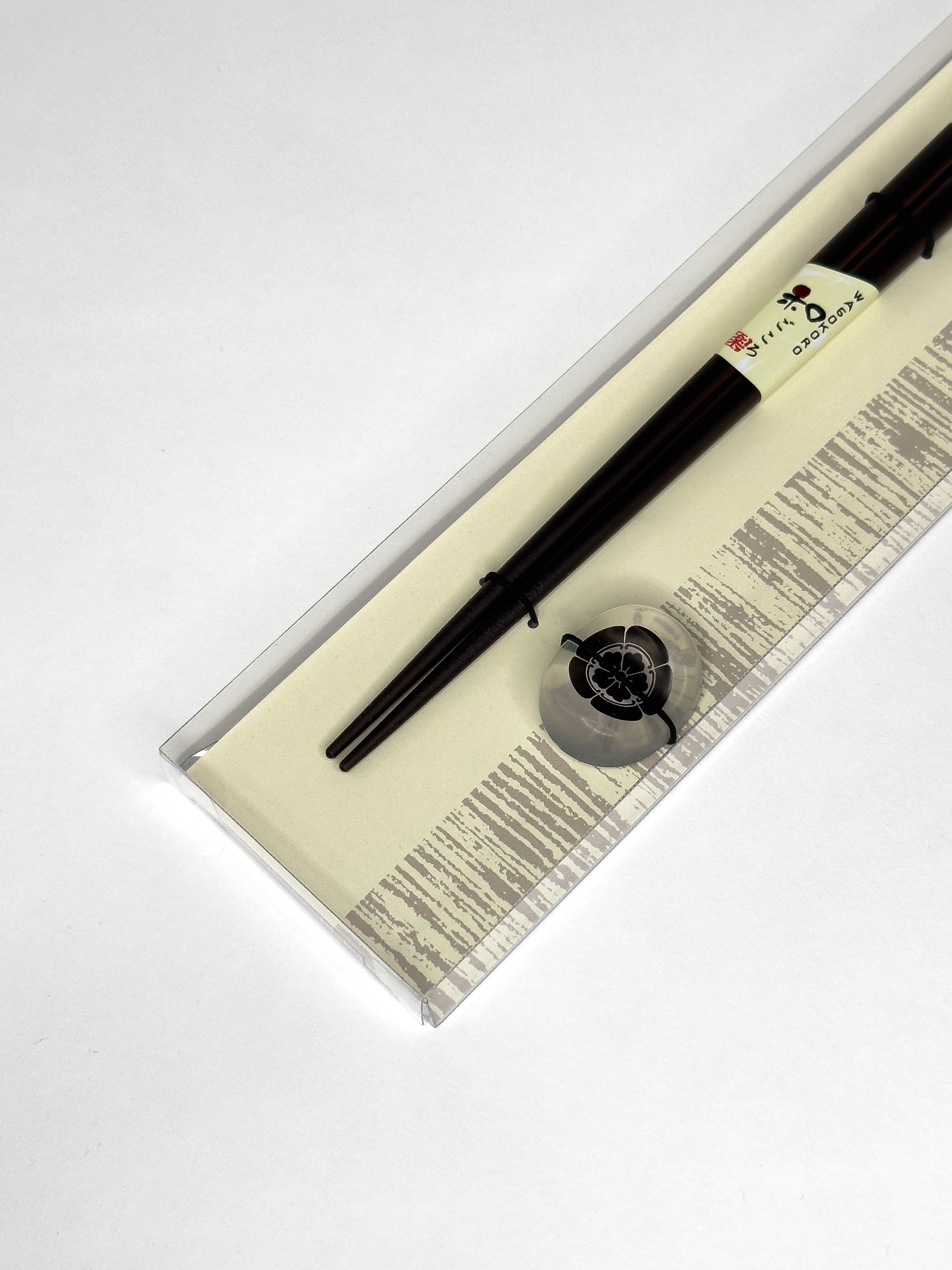 Zestaw pałeczek z podstawką ozdobiony monem rodu Oda