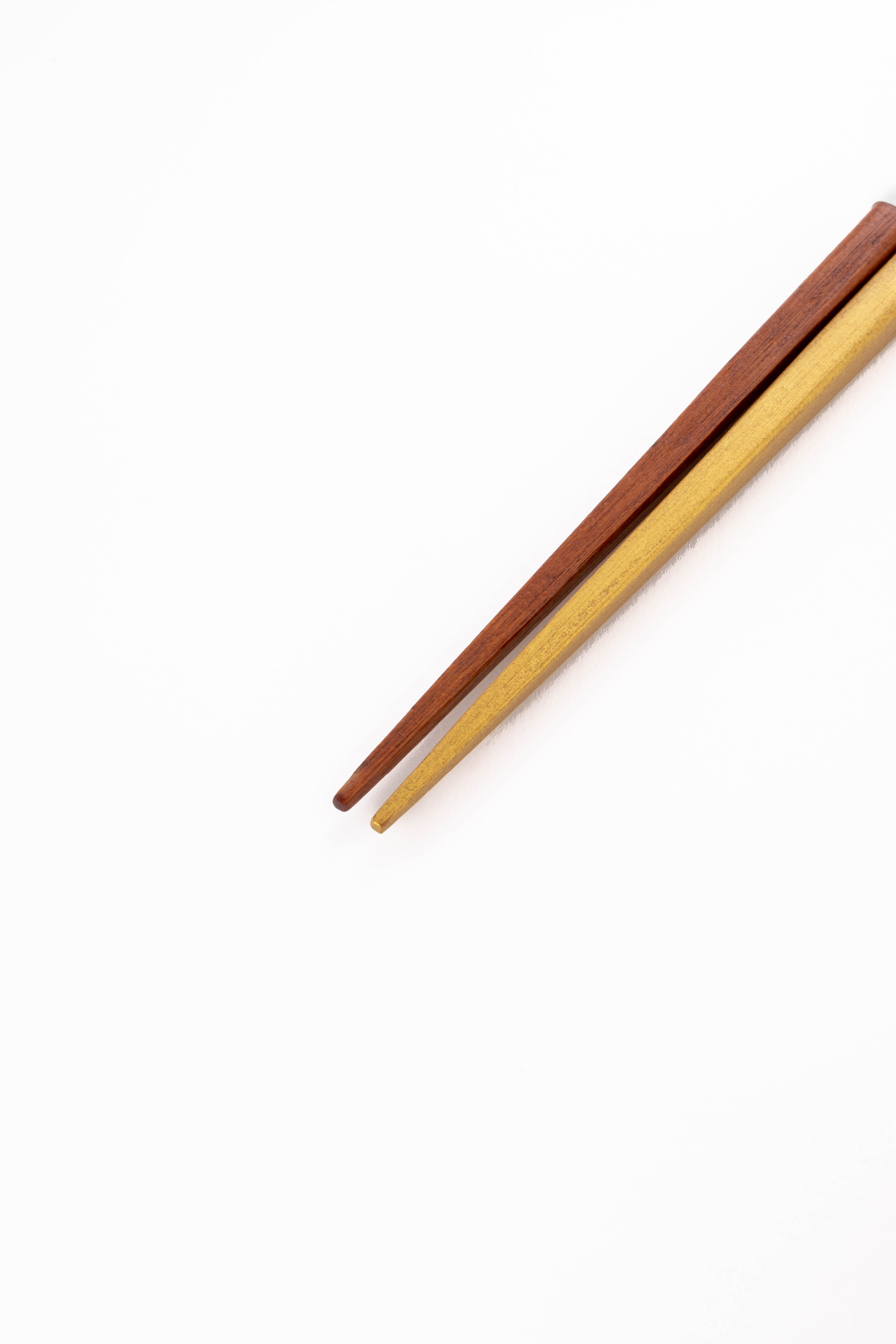 Minimalistyczne pałeczki w kolorze złota i drewna 23 cm