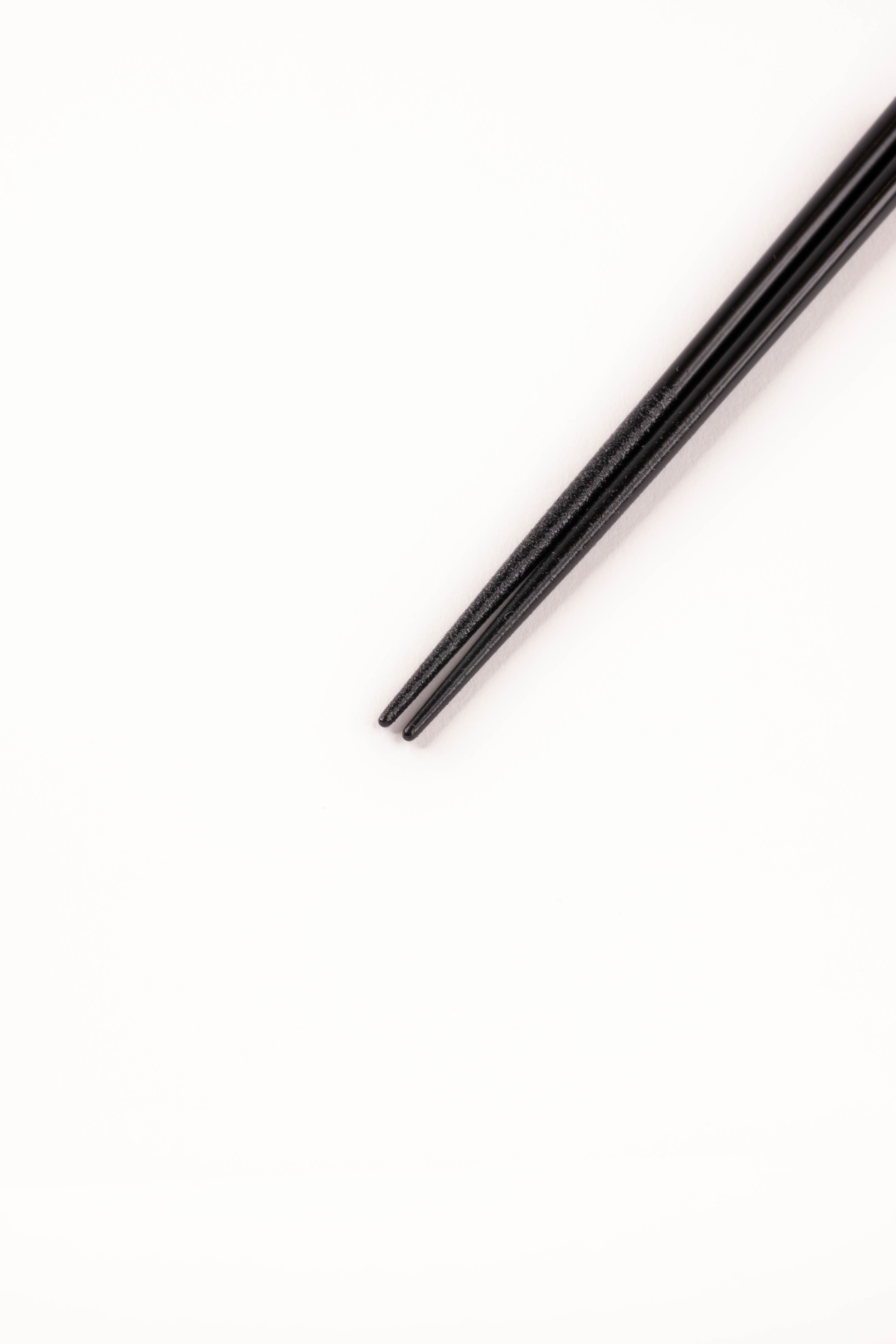 Minimalistyczne drewniane pałeczki ozdobione srebrnym lakierem 23 cm