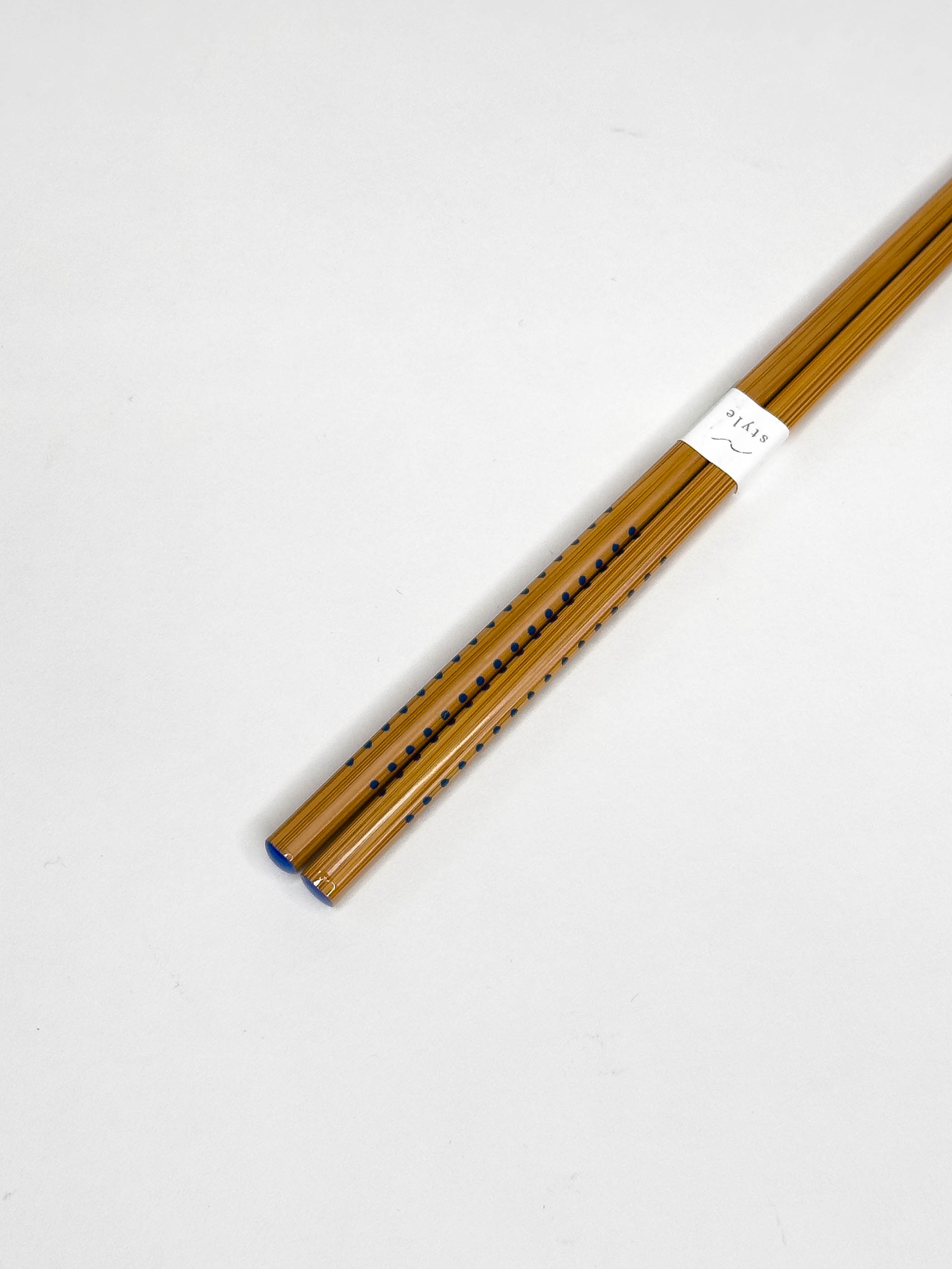 Bambusowe pałeczki ozdobione niebieskimi kropkami 23 cm