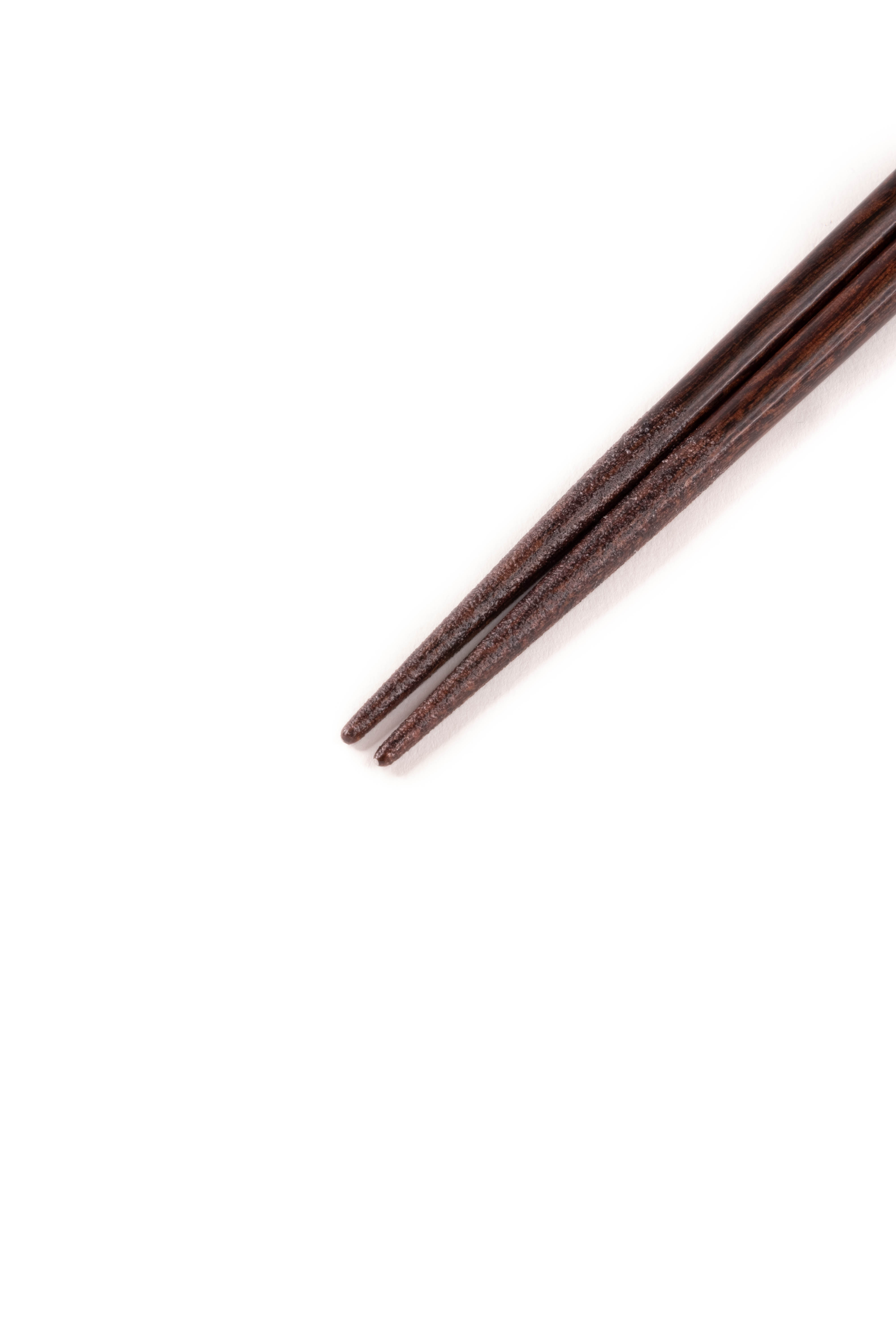 Minimalistyczne pałeczki ozdobione niebieskim lakierem 22,5 cm